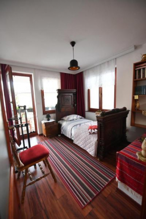 Hostel - F